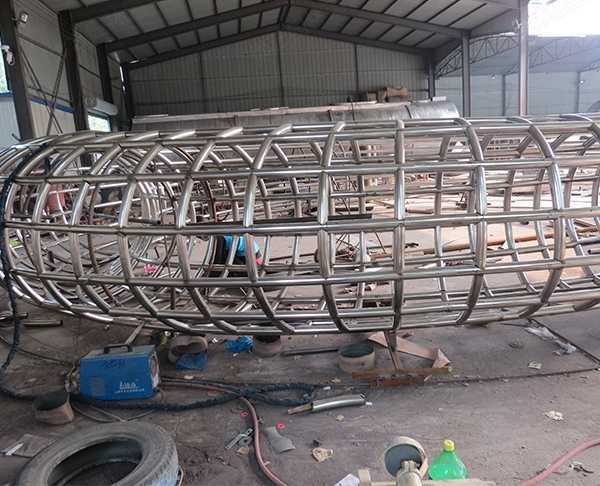 我們和不銹鋼雕塑廠家怎樣進(jìn)行雕塑的溝通制作呢？